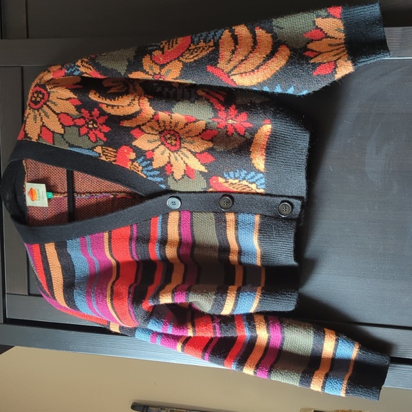 Farm Rio cropped sweater. Oversized, can fit a Large size. - Picture 3 of 11